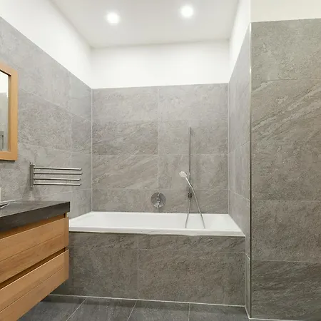 Spacious Modern Home! Guest house *
