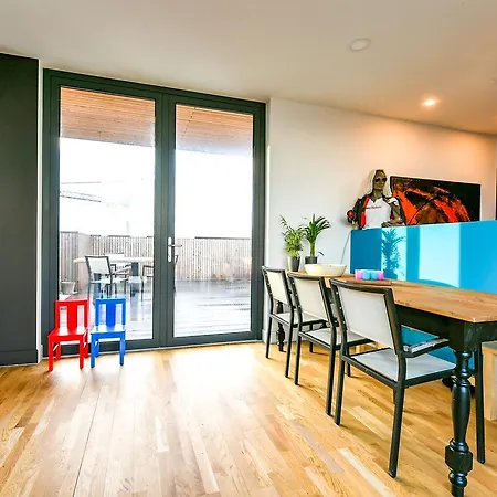 Spacious Modern Home! *